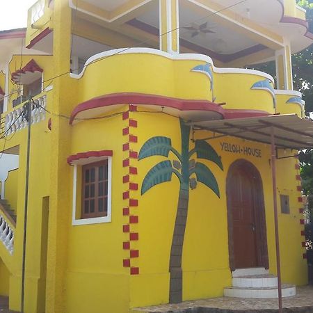 Yellow House Hotel Calangute Exterior photo