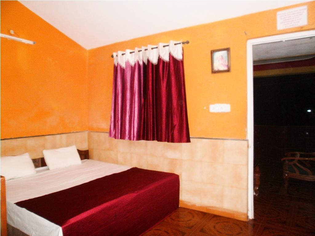 Yellow House Hotel Calangute Exterior photo