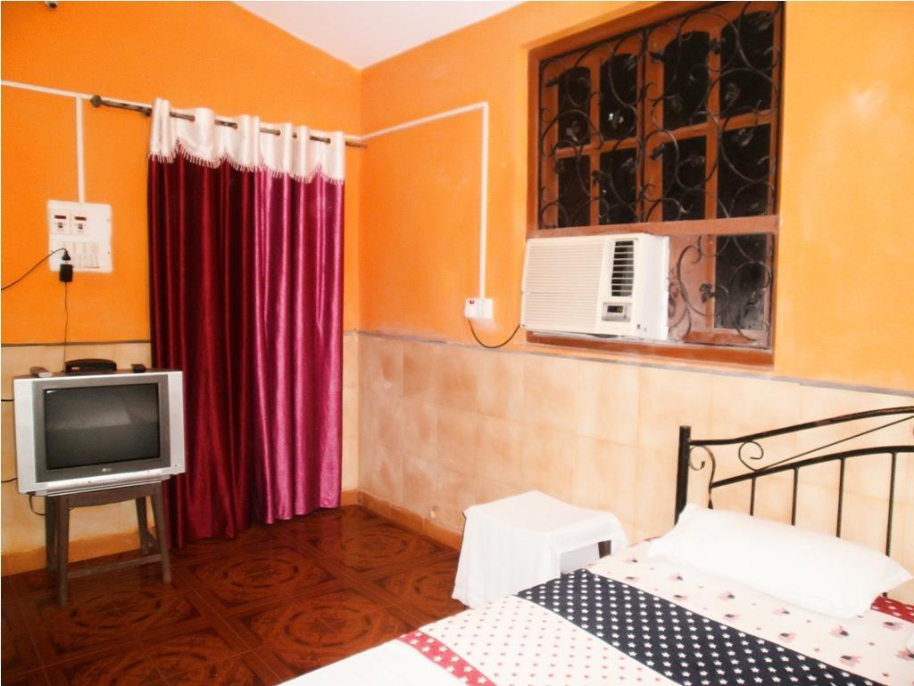 Yellow House Hotel Calangute Exterior photo